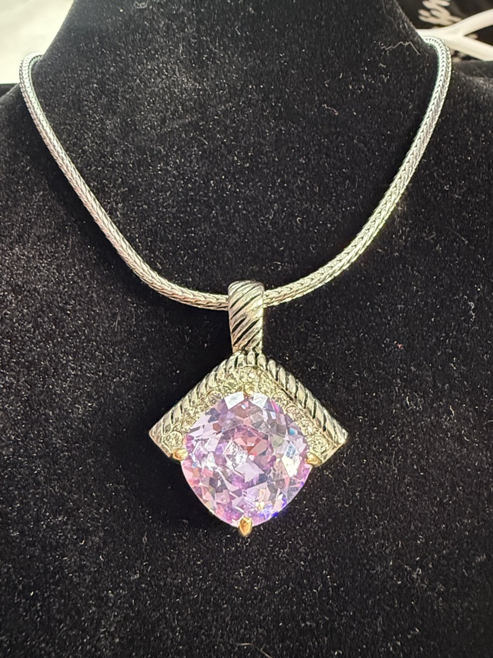 Beautiful  12ct Swarovski pendant with necklace